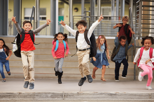 Enfants joyeux à la sortie de l'école