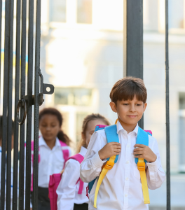 Enfants qui sortent de l'école