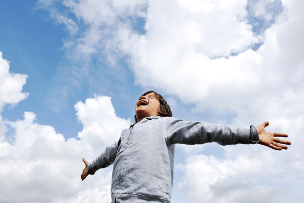 Enfant qui respire sous un ciel bleu.