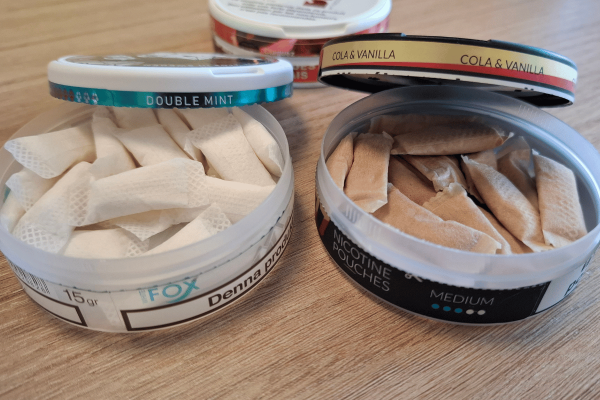 sachets contenant de la nicotine que l’on glisse entre la lèvre et la gencive