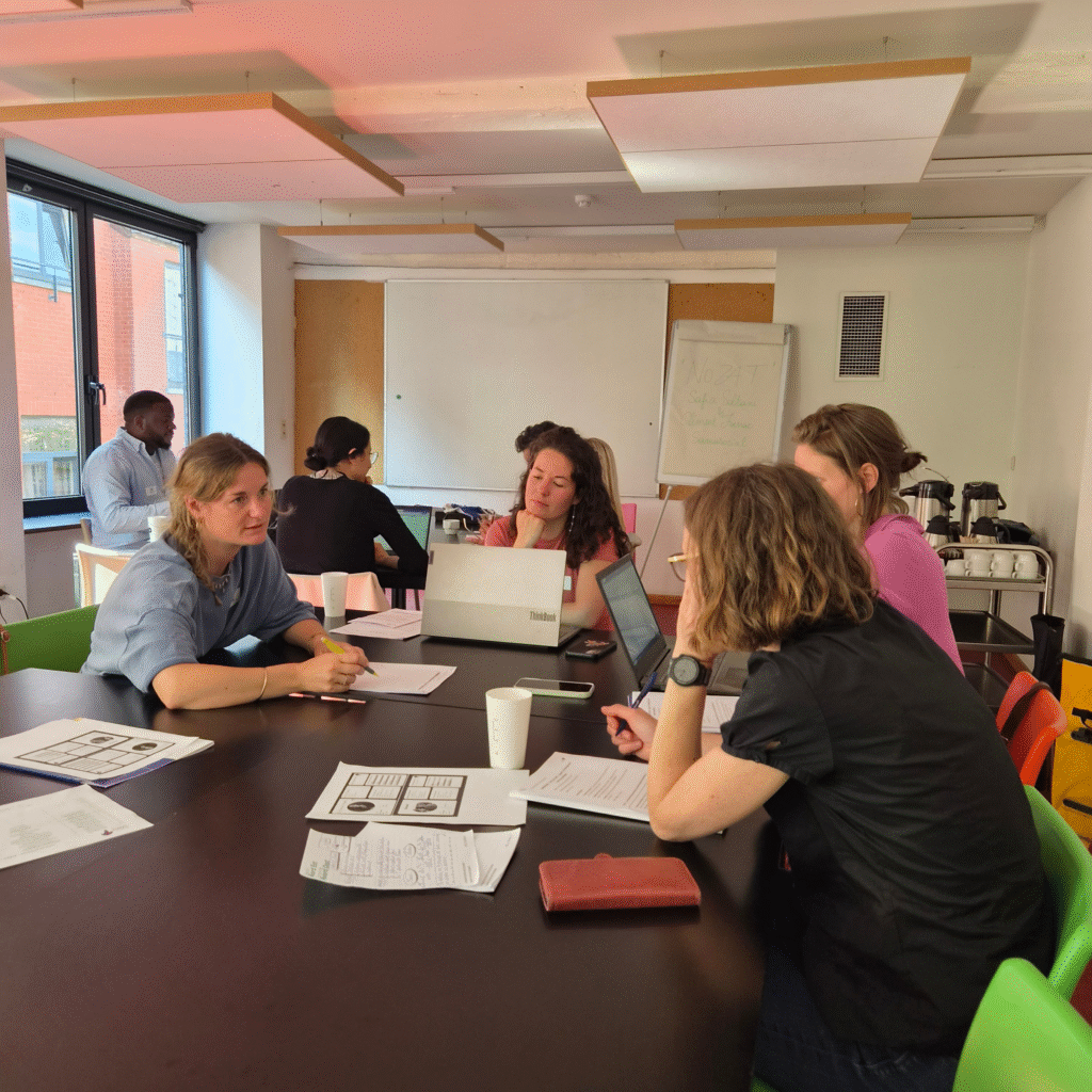 groupes de travail de 3 à 5 personnes
